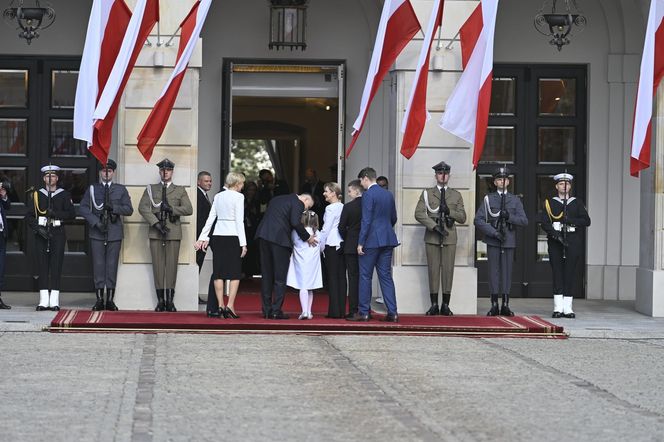 Przejście do Pałacu Prezydenckiego. Pierwsza dama się przebrała 