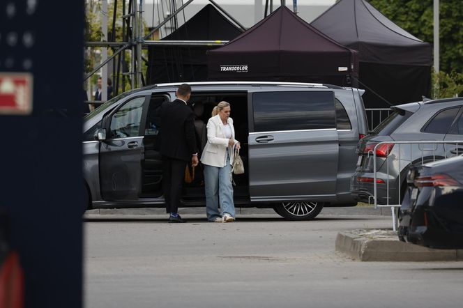 Karol Nawrocki przyjechał do TVP. Symboliczny gest i mocne wsparcie z zaplecza