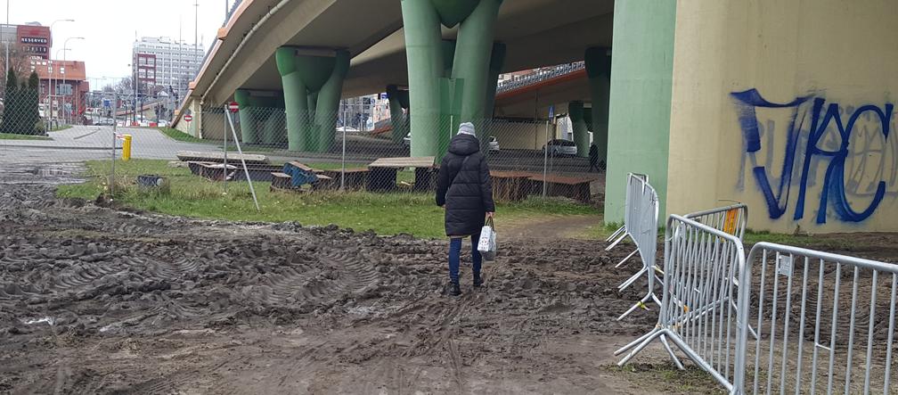 Piesi brodzą w błocie pod Mostem Uniwersyteckim w Bydgoszczy