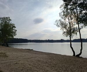 Spokojne wrześniowe popołudnie nad Jeziorem Bialskim w Białce