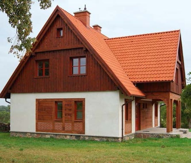 Pierwsze piętro w konstrukcji drewnianej. Drewniana nadbudówka na murowanych ścianach parteru