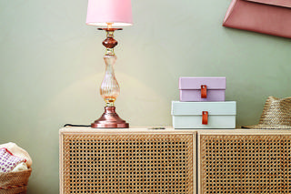 Komoda, lampa stołowa