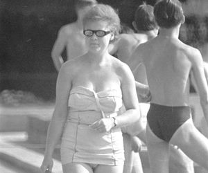 QUIZ PRL. Seksbomby znad Bałtyku. W czym opalały się nasze matki i babki? 15 pytań o plażowanie w stylu PRL