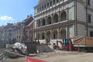 Kładą kostkę granitową na Starym Rynku w Poznaniu