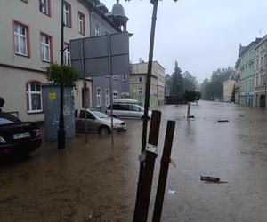 Zagrożenie powodziowe. Głuchołazy. Woda przelała się przez wały. Zalewa miasto