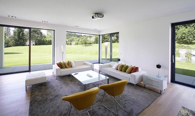 Aranżacje jasnego salonu z dużymi oknami: minimalistycznie
