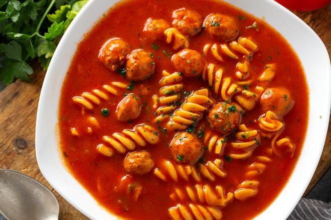 Pomidorowa z klopsikami i makaronem: sycąca zupa z mięsną wkładką