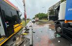 Dramatyczny wypadek w Warszawie. Młody kierowca śmieciarki wyleciał przez okno po zderzeniu z tramwajem