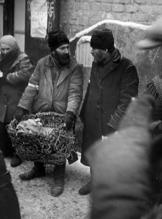 Tak wyglądało życie w warszawskim getcie. Zobacz unikatowe zdjęcia z innego świata [GALERIA]
