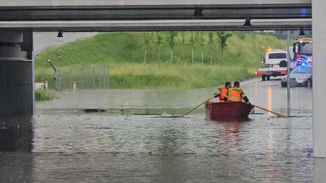 Nawałnica nad Gnieznem. Miasto zalały strumienie wody po ulewie i gradobiciu [ZDJĘCIA].