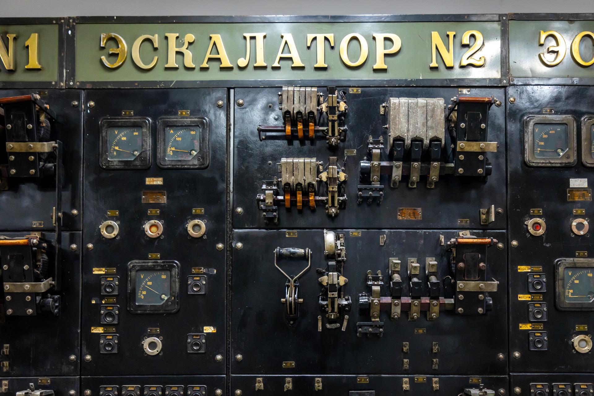 Ruchome schody Trasy W-Z i radziecka tablica sterująca - zobacz zdjęcia wyjątkowego miejsca