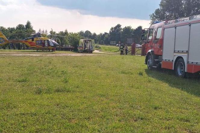 Rowerzysta wjechał w trójkę dzieci! Ranny 10-latek został przetransportowany śmigłowcem LPR