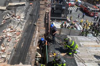 Dach przygwoździł robotników