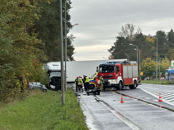 Piotrków Trybunalski. Śmiertelny wypadek kierującej saabem. Zginęła na oczach dzieci [ZDJĘCIA].