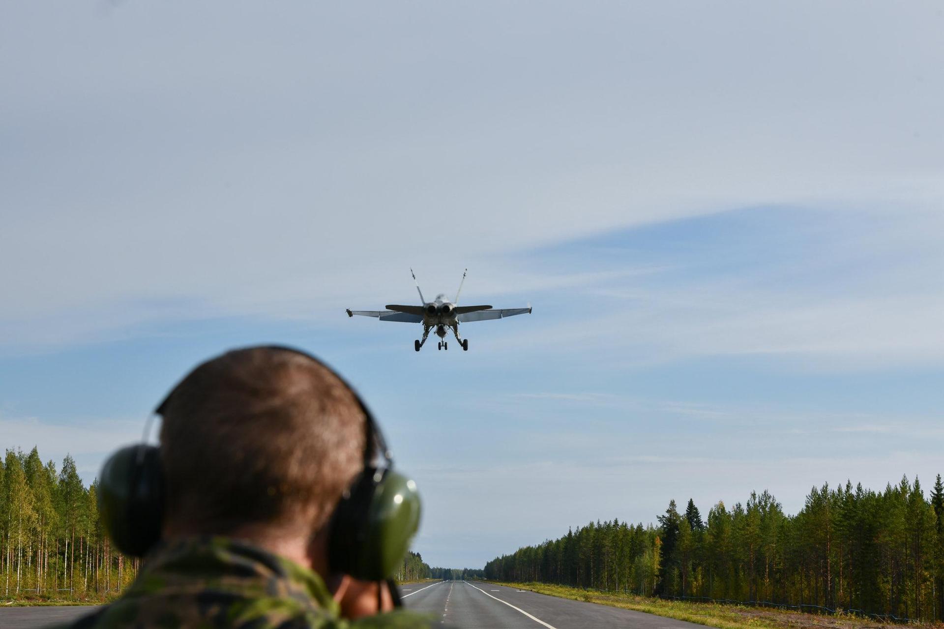Start F/A-18C Hornet z leśnej drogi