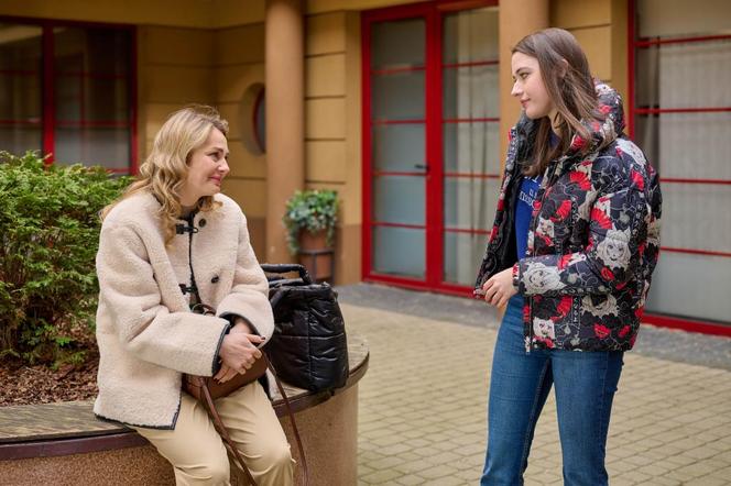 Na Wspólnej, odcinek 3806: Zuza (Małgorzata Socha), Ula (Julia Jurek)