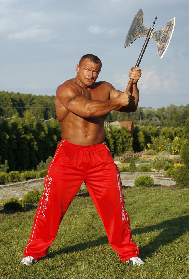 Mariusz Pudzianowski z toporem