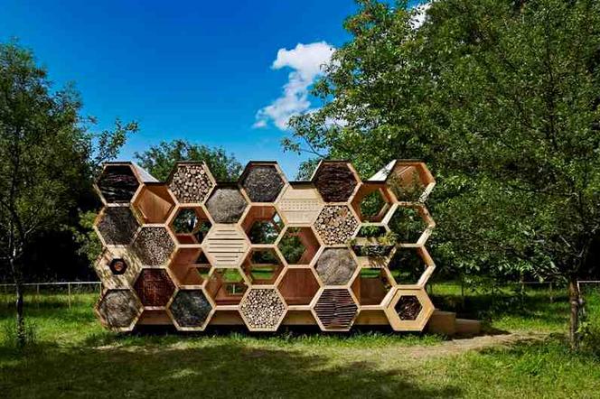 Miasto - ogród w Zamku Cieszyn. Projekt Atelierd – K-abeilles;  mebel wypoczynkowy w ogrodzie połączony z domami dla owadów. Foto: Stephan Spach. Zamek Cieszyn
