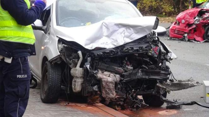 Wypadek w Rembertowie, auta roztrzaskały się czołowo. Ratownicy reanimowali kierowcę