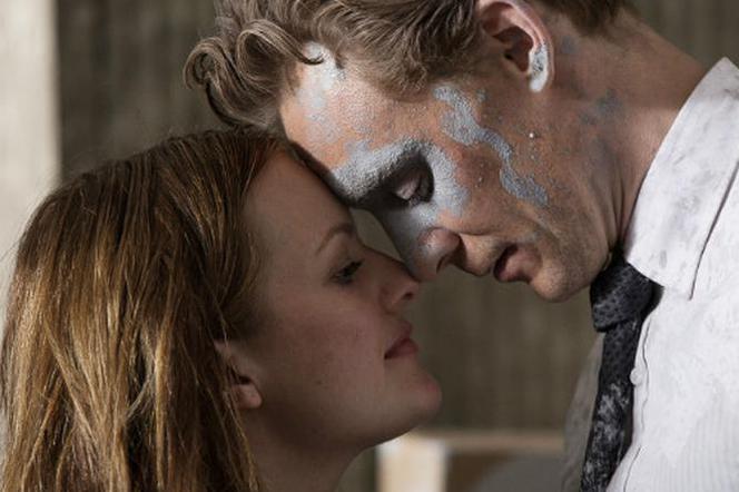 Tom Hiddleston otacza się luksusem w nowym zwiastunie High-Rise. Kiedy premiera filmu?