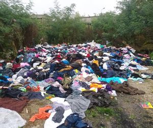 Stos ubrań wyrzucony w zaroślach w Lublinie. Straż miejska namierzyła sprawcę