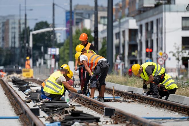 Niedziela i 30-stopniowy upał. Robotnicy w pocie czoła pracują na budowie tramwaju do Wilanowa 