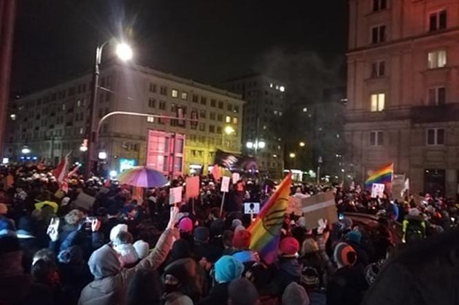 Strajk Kobiet w Warszawie. Tłumy na ulicach, policja GROZI demonstrantom