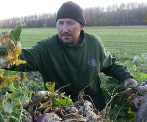 Rolnicy. Podlasie. Andrzej z Plutycz świętuje urodziny. Tak zmieniał się on i jego gospodarstwo