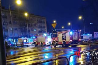 Zderzenie dwóch osobówek na rondzie w centrum Tarnowa
