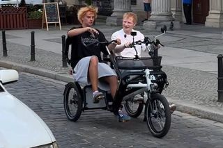 Ed Sheeran zwiedza Wrocław na rowerze. Fani przecierają oczy ze zdumienia!