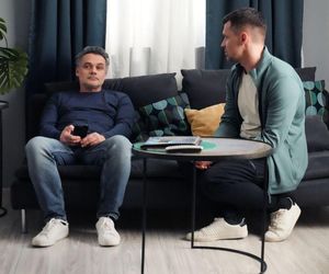 Barwy szczęścia odc. 3203 po wakacjach. Darek Janicki (Andrzej Niemyt), Karol Czubak (Jan Wieczorkowski)