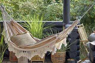 Balkon w stylu boho. Jak go urządzić? Meble, dodatki, dekoracje, rośliny