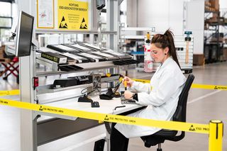 Wyładowania elektrostatyczne w halach przemysłowych – źródła zagrożeń i metody ochrony