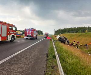 Dwóch mężczyzn nie żyje, kilku zostało rannych! Potworny wypadek busa na S7. Auto zostało zmasakrowane