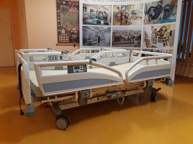 Szpital dziecięcy otrzymał specjalistyczne łóżka. To zasługa policjanta z Olsztyna
