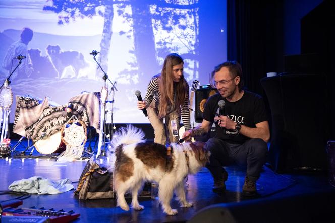 Izabella i Piotr Miklaszewscy opowiadali o swoich podróżach z psem