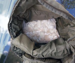 Pościg jak z filmu w Warszawie! W BMW środki odurzające i broń! Zobacz, co grozi zatrzymanej parze! 