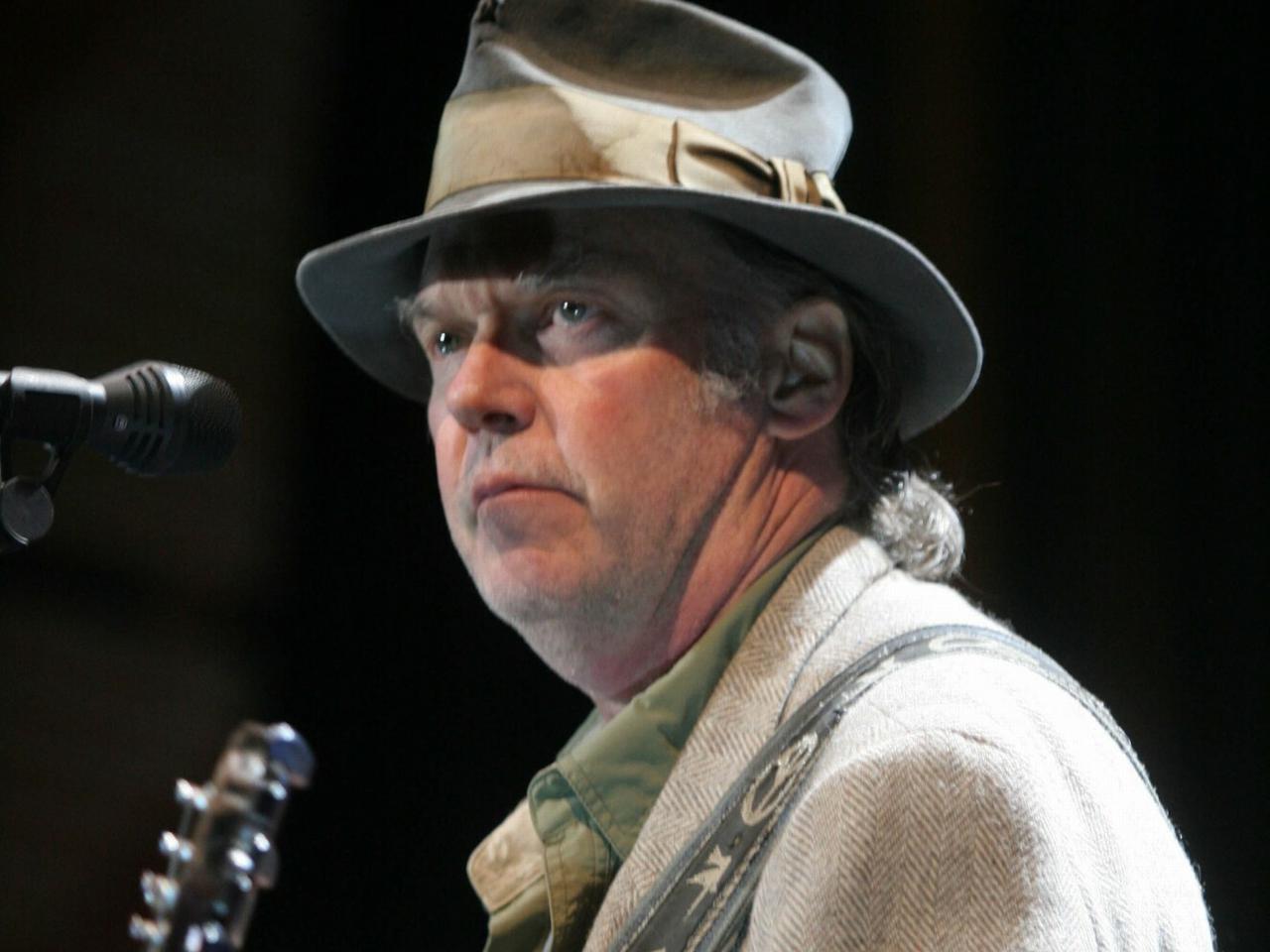 Neil Young usunięty ze Spotify! Antyszczepionkowiec Joe Rogan górą