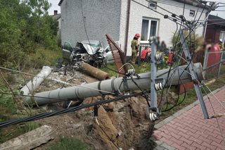 Słup stojący przy domu wyrwany z ziemi! 41-latek nie żyje. Koszmarny wypadek pod Łowiczem