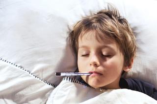 Kilkuletnie dziecko ucierpiało po kontakcie z rtęcią. W domu rozbił się termometr