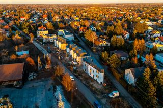 Budynek mieszkalny w kształcie klina pod Warszawą