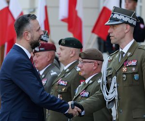 Szef MON wręczył odznaczenia żołnierzom