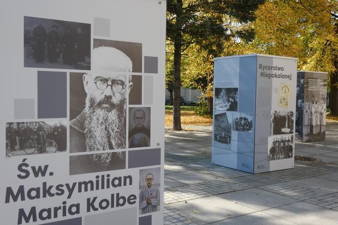 Wystawa o św. Maksymilianie Marii Kolbe przy łódzkiej katedrze