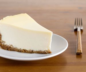 Sernik z wiaderka bez pieczenia – ekspresowy deser, który robi się (prawie) sam!