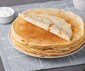 Przygotujesz je w zaledwie 4 minuty, a smak Cię zachwyci. Naleśniki twarogowe bez mąki to idealny deser