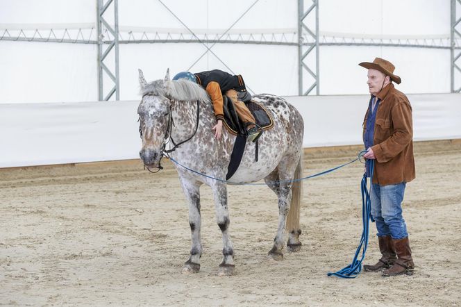 Kowboj o kulach. Tak Olbrychski wraca do zdrowia po operacji