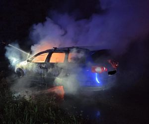 Ogień zaczął buchać z samochodu. Pilna akcja strażaków  