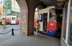 Bydgoszcz. Tramwaj wykoleił się i uderzył w budynek. Ogromne utrudnienia w ruchu [ZDJĘCIA]. 