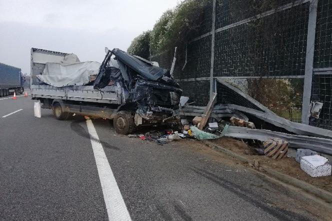 22-letni kierowca audi uderzył w ciężarówkę na autostradzie A4. Droga zablokowana