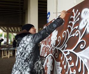 Las filarów, a między nimi sztuka. Kolejni artyści w galerii street artu w Lesznie